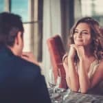 Genitore single: donna a cena che incontra una persona per possibile coparentalità