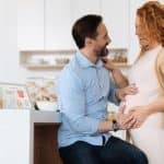 Partner gravidanza: uomo che sostiene e accompagna donna incinta