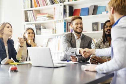 2 coppie che firmare un accordo di co-genitori