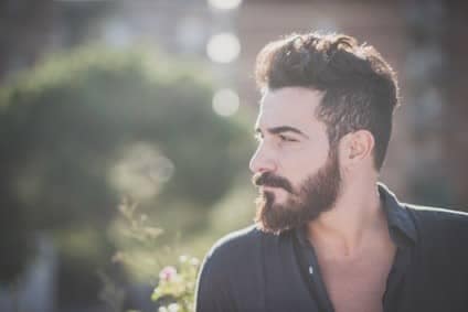 giovane bello attraente modello barbuto uomo