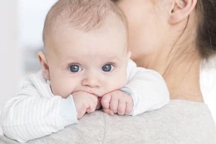 Nascita del primo bambino con tre genitori biologici