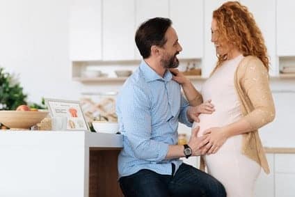 Partner gravidanza: uomo che sostiene e accompagna donna incinta