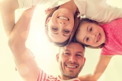 Affidamento condiviso età: padre madre e bambino insieme in famiglia