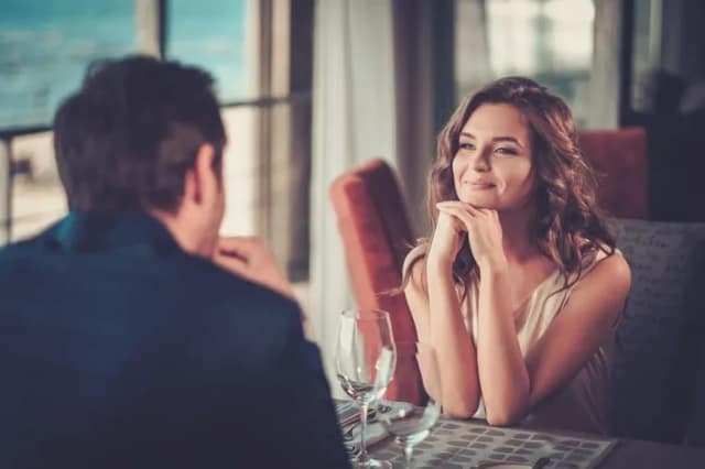 Genitore single: donna a cena che incontra una persona per possibile coparentalità