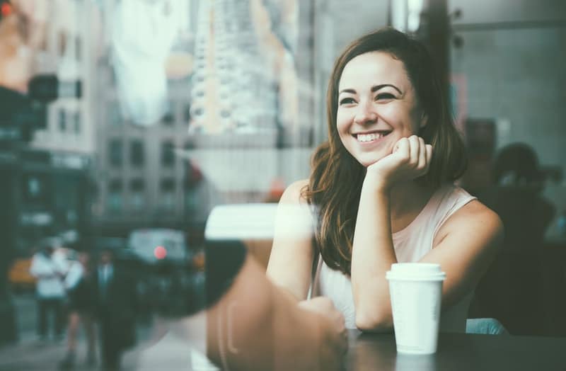 Coppia seduta in un caffè a bere caffè