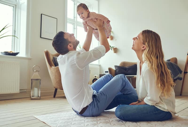 padre orgoglioso che tiene in braccio il suo bambino appena nato